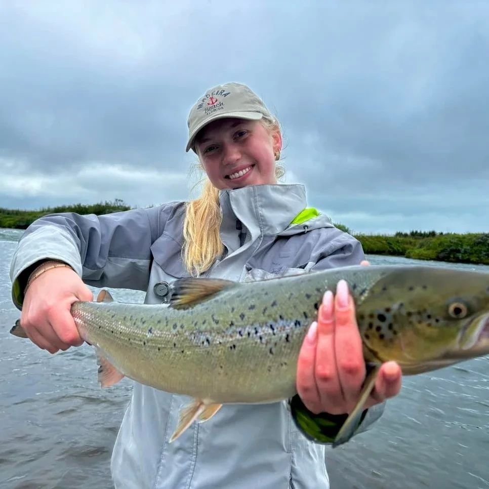 Sjöfn Hulda Jónsdóttir frá Laxamýri með flottan hæng sem hún setti í á Kiðeyjarbrotinu i Laxá í Að…