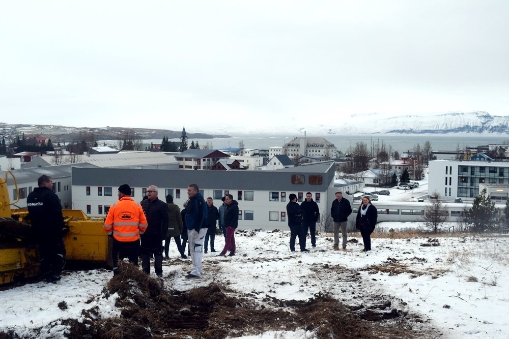 Beðið eftir fyrstu skóflustungunni að nýju hjúkrunarheimili á Húsavík árið 2021. Biðin hefur reynst …