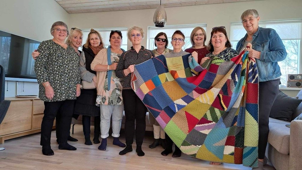 Á myndinni má sjá teppi sem systur gerðu saman í minningu Jóhönnu og gáfu í húsnæði minningarsjóðs h…