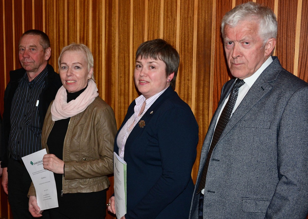 F.v. Sigurður Skúlason og Elín Sigríður Karlsdóttir sem tóku við styrk dóttur sinnar Hafdísar, Mjöll…