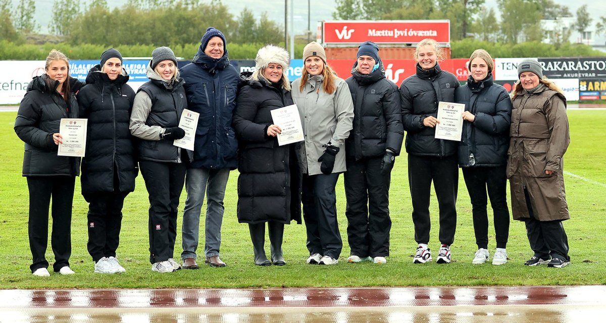 Frá vinstri: Amelía Ýr Sigurðardóttir frá blakdeild KA, Bjarney Sigurðardóttir kvennakvöldsnefnd, K…