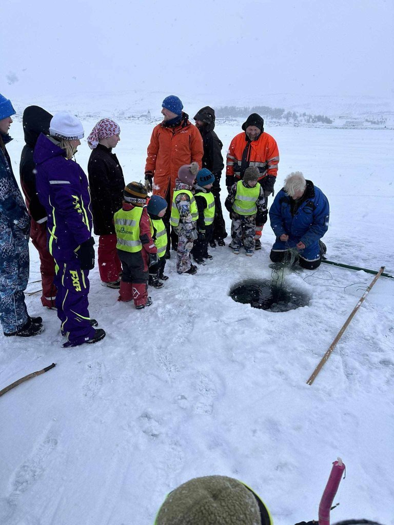 Dásamlega spennt börn, foreldrar og starfsfólk héldu í hópferð út á Mývatn að dorga. Myndir á vef Þ…