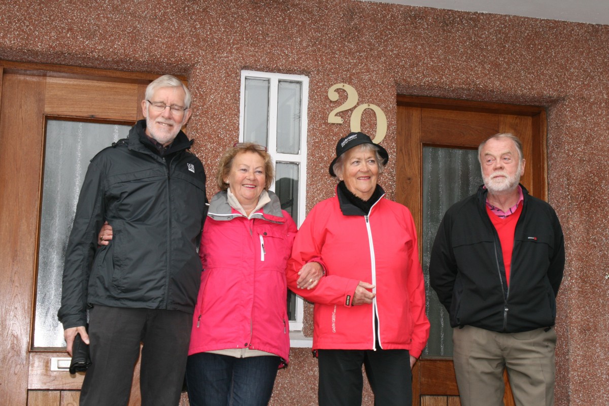 Á tröppum Ketilsbrautar 20. Heiðurshjónin Gísli G. Auðunsson og Katrín Eymundsdóttir og Sigríður Bir…