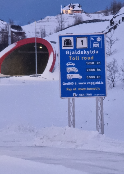Ný verðskrá hefur tekið gildi í Vaðlaheiðagöng, stök ferð kostar nú 1.650 krónur, en verðið hefur ve…
