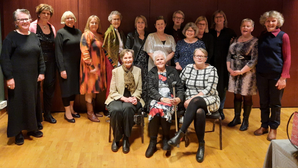 Félagskonur í Zontaklúbbnum Þórunni hyrnu á jólafundi 2023. Helena M Eyjólfsdóttir er sitjandi lengs…