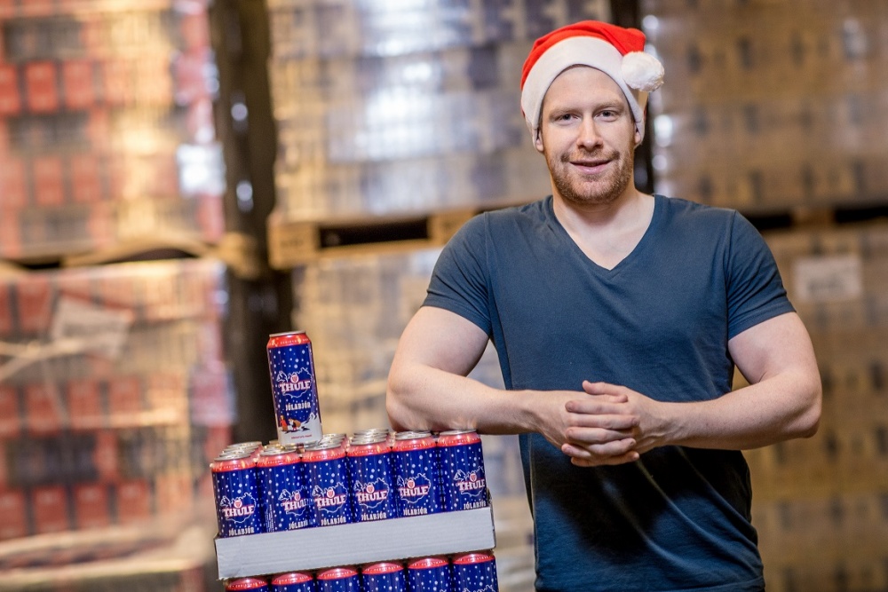 Róbert Þór Jónasson, sölufulltrúi hjá Víking ölgerð á Akureyri, með jólasveinahúfu við hlið fyrsta j…
