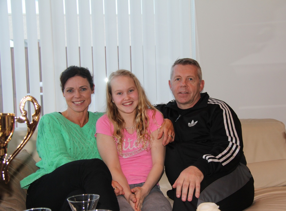 Kristín og Sigurður á heimili sínu. Á milli þeirra er dóttir Kristínar, Sesselja. Mynd/Þröstur Ernir…