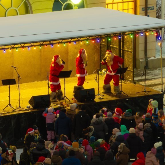 Ljósin tendruð á jólatrénu sem er gjöf frá Randers vinabæ Akureyrar