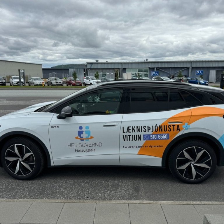 Tveir læknar sem störfuðu hjá Heilsugæslunni Urðarhvarfi á Akureyri tóku í notkun bíl til að vitja s&hellip;