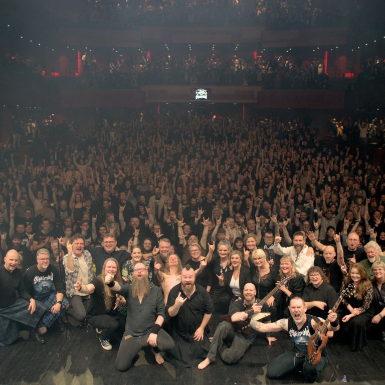 Skálmaldarmenn ásamt Hymnodiu á sviði Eldborgar að loknum tónleikum fyrr í þessum mánuði, með áhorfe&hellip;