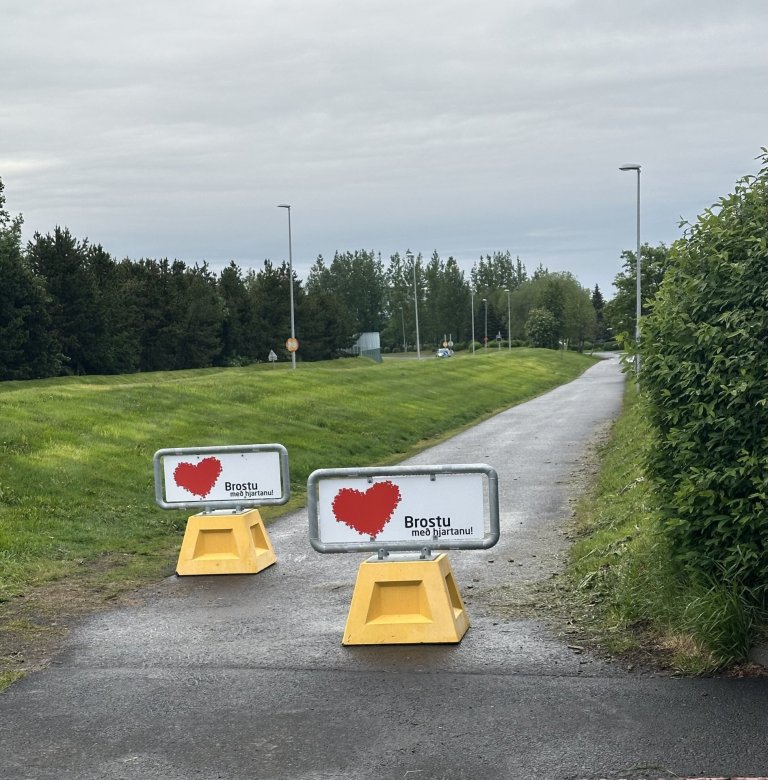 Þau eru víða hættulegu blind-gatnamótin. Ein eru til dæmis við Skógarlund þar sem göngugatan kemur f…